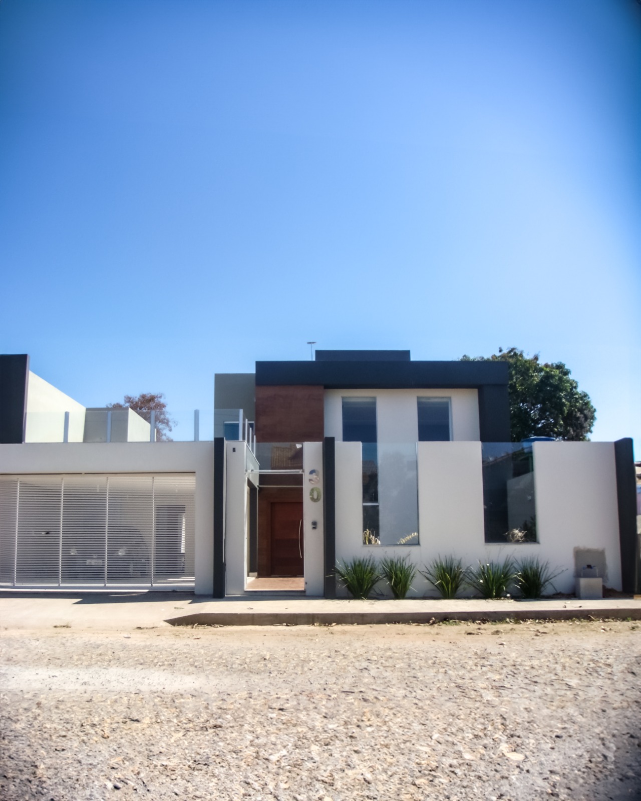 Fachada residencial moderna, projeto de Karla Kétbe Arquitetura
